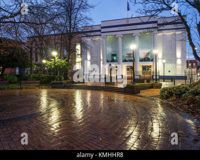 Récemment restauré 1930 Nouveau Bâtiment de théâtre à Kingston Square au crépuscule Yorkshire Angleterre Hull Banque D'Images