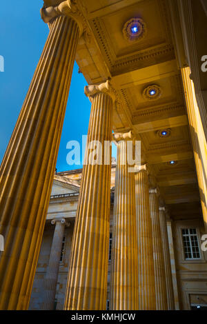 Vue détaillée de colonnes dans le Capitolio Nacional à Bogota Banque D'Images