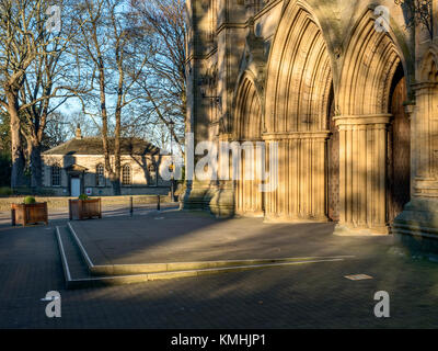 Entrée de la cathédrale de Ripon et la Courthouse Museum au coucher du soleil au nord Yorkshire Angleterre Ripon Banque D'Images