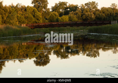 Pont sur l'eau à Elm Grove Village Park en été Banque D'Images