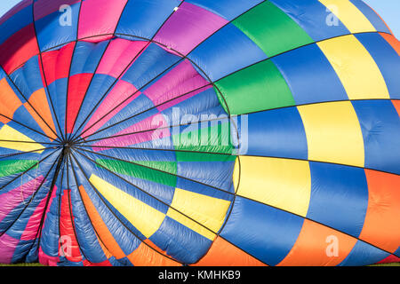 Partiellement gonflé damier coloré hot air balloon Banque D'Images