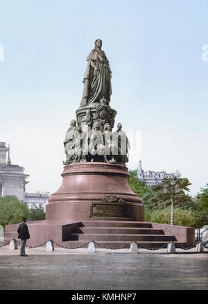Le Monument de Catherine II, érigé à la fin du XIXe siècle, honore l'impératrice Catherine la Grande de Russie. Il est le symbole de son héritage et de son influence dans l'histoire russe. Banque D'Images