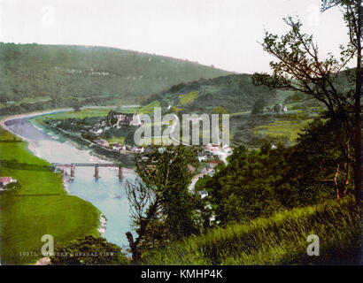 L'abbaye de Tintern, située dans la vallée de Wye au pays de Galles, est une abbaye cistercienne historique fondée au XIIe siècle. C'est un site patrimonial important connu pour ses ruines et son cadre magnifique le long de la rivière Wye. Banque D'Images