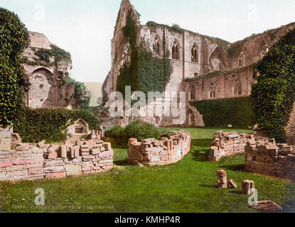 L'abbaye de Tintern, située au pays de Galles, est un monastère cistercien du XIIe siècle. Il est réputé pour ses ruines pittoresques, qui ont été un sujet de fascination pour les visiteurs et les artistes. L'abbaye reste un symbole de l'architecture religieuse médiévale. Banque D'Images