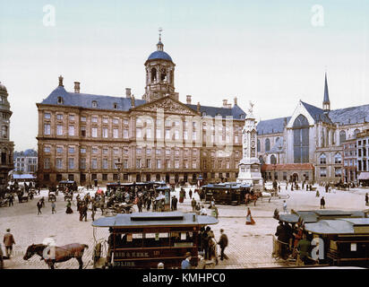 Le *Paleis op de Dam* (Palais Royal d'Amsterdam), photographié en 1900, est l'un des monuments les plus importants des pays-Bas. Construit à l'origine comme hôtel de ville au XVIIe siècle, il sert aujourd'hui de résidence royale et de musée, présentant l'histoire et l'architecture royales néerlandaises. Banque D'Images
