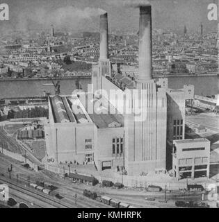 La centrale électrique de Battersea à Londres, photographiée en 1934, présente son design emblématique à deux cheminées avant l’ajout de la troisième cheminée en 1950. La station, un exemple notable de l'architecture industrielle, a joué un rôle important dans l'histoire de l'alimentation électrique de Londres. Banque D'Images