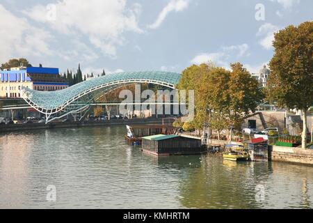 Le Pont de la paix est un pont piétonnier en forme d'arc à Tbilissi, Géorgie Banque D'Images