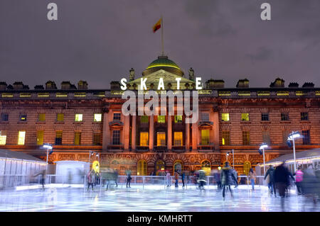 Patinoire dans la cour de Somerset House, Londres, Royaume-Uni, le 4 décembre 2017 Banque D'Images