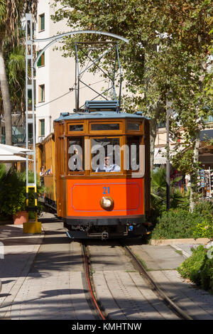 Tramway qui passe à partir du Port de Sóller au centre-ville de Sóller à Majorque Espagne Banque D'Images