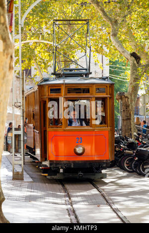 Tramway qui passe à partir du Port de Sóller au centre-ville de Sóller à Majorque Espagne Banque D'Images