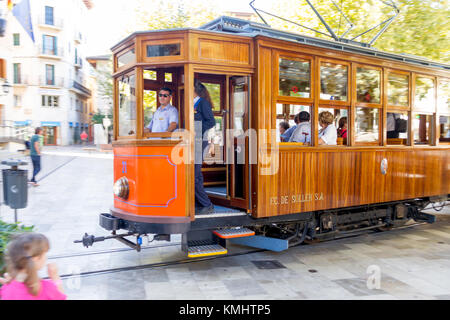 Tramway qui passe à partir du Port de Sóller au centre-ville de Sóller à Majorque Espagne Banque D'Images