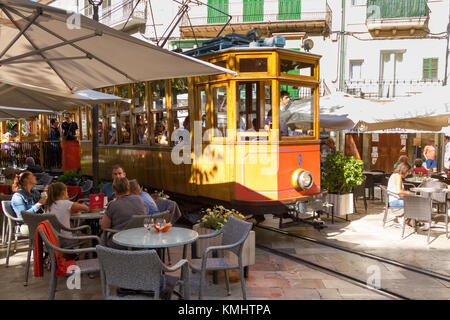 Tramway qui passe à partir du Port de Sóller au centre-ville de Sóller à Majorque Espagne Banque D'Images