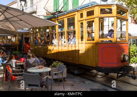 Tramway qui passe à partir du Port de Sóller au centre-ville de Sóller à Majorque Espagne Banque D'Images