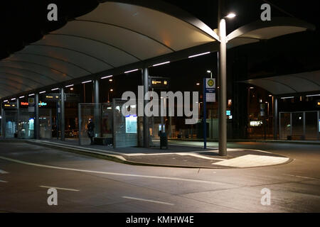 Weinheim, Allemagne - 25 novembre 2017 : la gare routière de la gare principale de Weinheim dans la nuit du 25 novembre 2017 à Weinheim. Banque D'Images