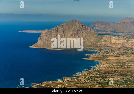 Vue aérienne de la côte sicilienne et de l'horizon vous pouvez voir la silhouette de l'île de ustica Banque D'Images