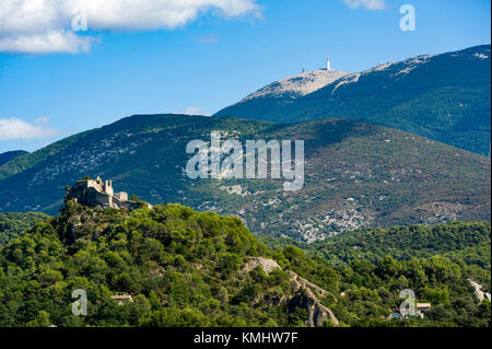 La France. Vaucluse (84). Autour de Vaison la Romaine. Les ruines du château d'Entrechaux et Mont Ventoux Banque D'Images