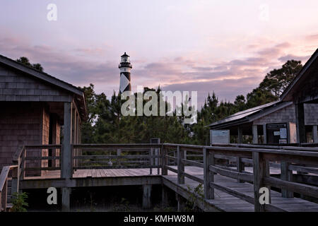 Nc01007-00...Caroline du Nord - coucher de soleil sur le centre de visiteurs à Cape Lookout light station de Cape Lookout National Seashore. Banque D'Images