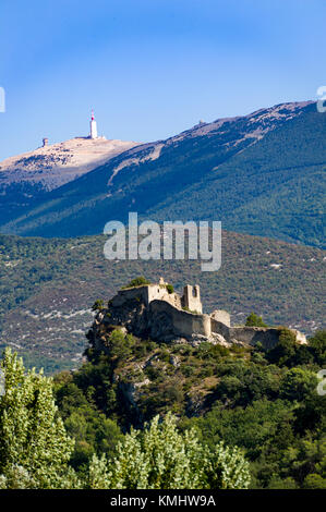 La France. Vaucluse (84). Autour de Vaison la Romaine. Les ruines du château d'Entrechaux et Mont Ventoux Banque D'Images