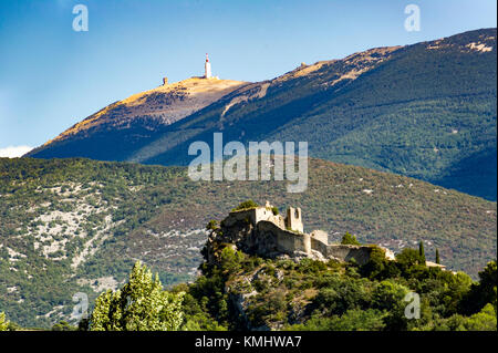 La France. Vaucluse (84). Autour de Vaison la Romaine. Les ruines du château d'Entrechaux et Mont Ventoux Banque D'Images