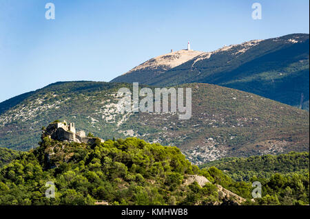 La France. Vaucluse (84). Autour de Vaison la Romaine. Les ruines du château d'Entrechaux et Mont Ventoux Banque D'Images