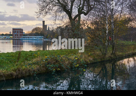 La nouvelle rivière à Woodberry Down, au nord de Londres, en hiver, à l'ouest du réservoir Banque D'Images