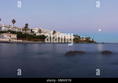 Propriété sur la plage. Chemin, chemin, plage, Mijas, la province de Malaga, Costa del Sol, Andalousie, Espagne, Europe du sud Banque D'Images