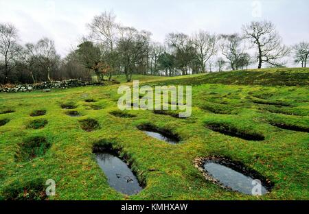 Antonine Wall romain au Château rugueux, Région du Centre, de l'Écosse. Lilia, tranchées défensives, étaient remplis de pieux aiguisés Banque D'Images