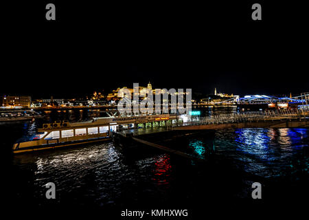 En fin de soirée en tant que tour croisière sur la Danube avec le quartier du château de lumière sur la colline à Budapest Hongrie Banque D'Images