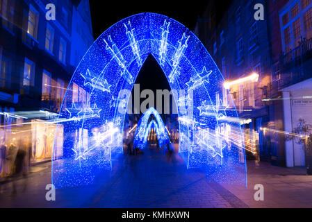 Lumières de Noël dans Bond Street Londres avec la mise au point d'estomper l'image Banque D'Images