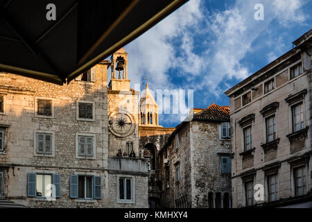 La cloche et tours de la cathédrale de refléter le soleil sur un matin d'été sur la Place du Peuple au palais de Dioclétien à Split Croatie Banque D'Images