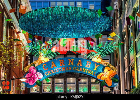 Carnaby St à Noël présentant des décorations de Noël à thème tropical, Soho, Londres, Royaume-Uni Banque D'Images