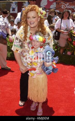 16 juin 2002 RTSlocomb / MediaPunch Wynonna Judd & fille Grace 'Lilo & Stitch' première mondiale El Capitan Theatre Hollywood, CA. Banque D'Images