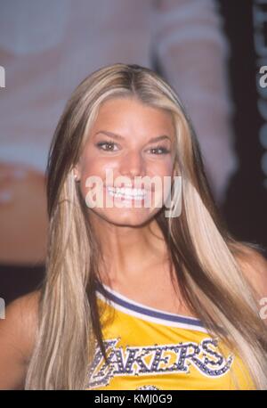 6/4/01 Los Angeles, Californie RTSlocomb / MediaPunch Jessica Simpson arrivée pour une apparition plus instincte à Virgin Megastore à Burbank, Ca. Pour promouvoir son nouvel album "Irresistible". Banque D'Images