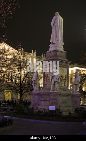 Statue de léonard de vinci avec quatre disciples, placé en face du célèbre théâtre, à la place de la Scala de Milan, Italie Banque D'Images