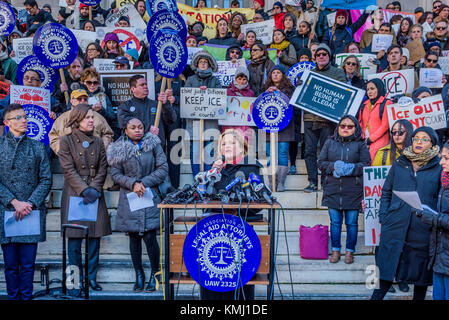 New York, États-Unis. 7 décembre 2017. Président du Conseil municipal de New York Melissa Mark-Viverito - l'Association des procureurs de l'aide juridique - section locale 2325 de l'UAW (ALAA), ainsi que des dizaines de syndicats, d'organisations de défense des droits des immigrants, Et des groupes communautaires ont organisé un rassemblement le 7 décembre 2017 à Brooklyn Borough Hall pour appeler le Bureau de l'administration des tribunaux (BC) et la juge en chef Janet DiFiore à mettre immédiatement en œuvre une politique interdisant aux agents de l'Immigration et de l'application des douanes d'entrer dans les palais de justice de l'État et de mettre fin à la coordination avec ICE. Credit: PACIFIC PRESS/Alay Live News Banque D'Images