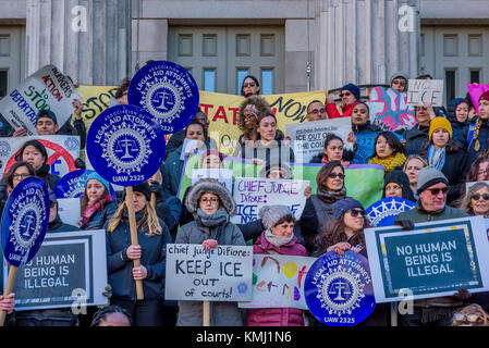 New York, États-Unis. 7 décembre 2017. L'Association des procureurs de l'aide juridique - section locale 2325 de l'UAW (ALAA), avec des dizaines de syndicats, d'organisations de défense des droits des immigrants, Et des groupes communautaires ont organisé un rassemblement le 7 décembre 2017 à Brooklyn Borough Hall pour appeler le Bureau de l'administration des tribunaux (BC) et la juge en chef Janet DiFiore à mettre immédiatement en œuvre une politique interdisant aux agents de l'Immigration et de l'application des douanes d'entrer dans les palais de justice de l'État et de mettre fin à la coordination avec ICE. Credit: PACIFIC PRESS/Alay Live News Banque D'Images