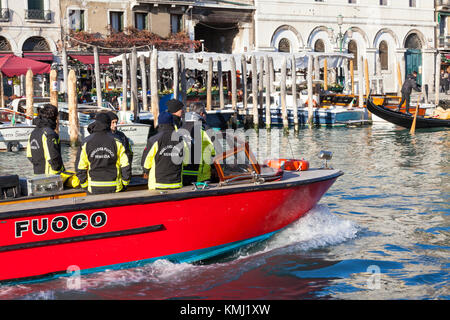 Équipe de pompiers dans un red Vigili del Fuco bateau sur le Grand Canal, Venise, Italie. Ils couvrent d'incendie et de secours et les services d'urgence. Vue en gros plan. Banque D'Images