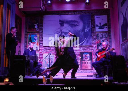 Les danseurs de tango et band, todo mundo bar, plaza Dorrego, San Telmo, Buenos Aires, Argentine, Amérique du Sud Banque D'Images