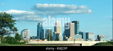 2017 Skyline de Minneapolis une vue ouest de l'autoroute 94. Minneapolis Minnesota MN USA Banque D'Images