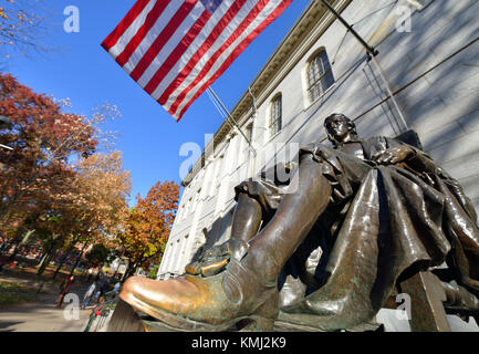 Statue d'Harvard à l'automne Banque D'Images