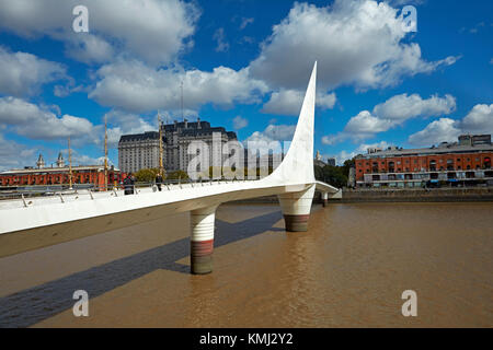 Puente de la mujer (pont de la femme) à travers rio darsena sur, et l'édifice libertador, Puerto Madero, Buenos Aires, Argentine, Amérique du Sud Banque D'Images