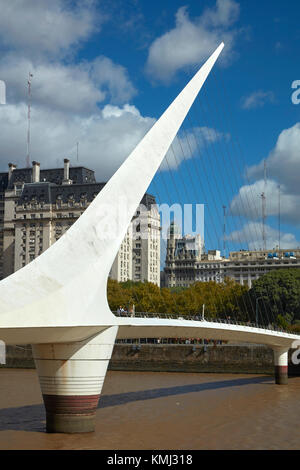 Puente de la mujer (pont de la femme) à travers rio darsena sur, et l'édifice libertador, Puerto Madero, Buenos Aires, Argentine, Amérique du Sud Banque D'Images