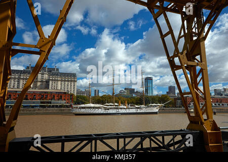 Grue portuaire, ara grand voilier président sarmiento (1897) sur le rio darsena sur, et l'édifice libertador, Puerto Madero, Buenos Aires, Argentine, l'Ameri Banque D'Images