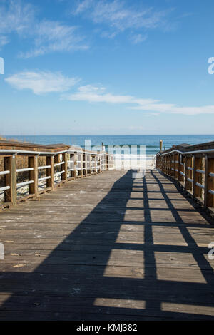 Promenade en bois menant à la plage à Carolina Beach Banque D'Images