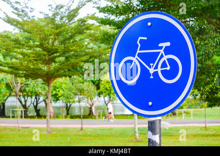 Signe de piste cyclable dans le parc Banque D'Images