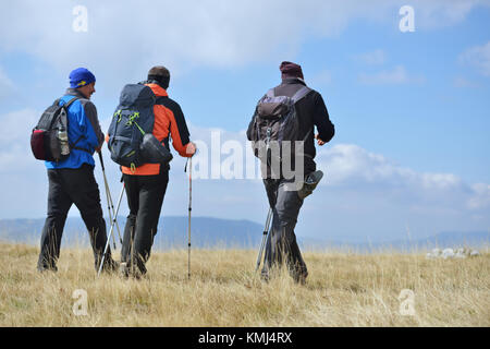 Groupe de touristes avec des sacs à dos sur un sentier de montagne Banque D'Images