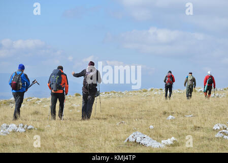 Groupe de touristes avec des sacs à dos sur un sentier de montagne Banque D'Images