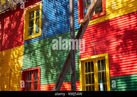 Les bâtiments colorés de la tôle ondulée, la Boca, Buenos Aires, Argentine, Amérique du Sud Banque D'Images