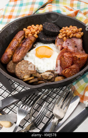 Petit-déjeuner écossais complet, préparé dans une poêle en fonte Banque D'Images