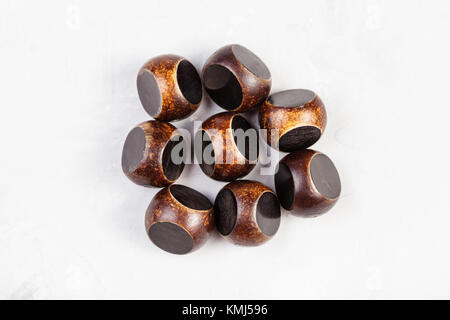Vue de dessus de perles marron sculpté de corne naturelle sur fond de béton gris Banque D'Images